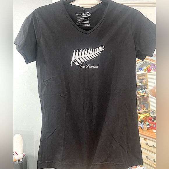 Embroidered New Zealand Fern T-shirt - Picture 1 of 3